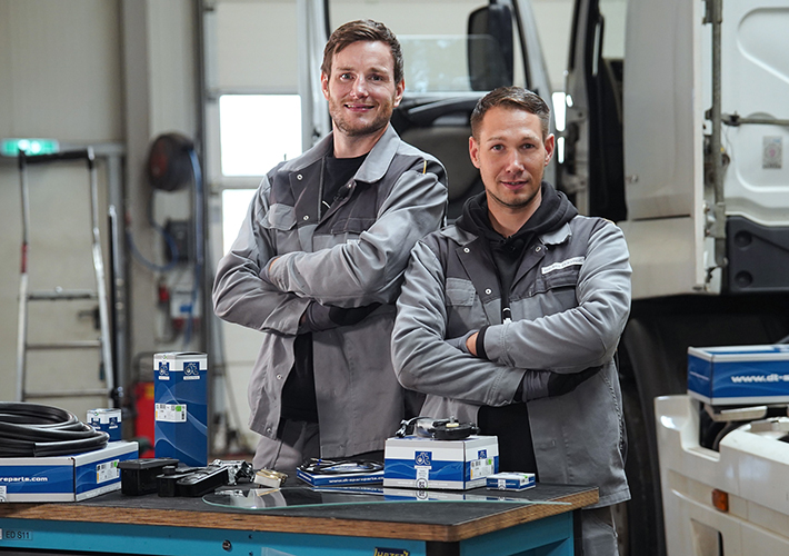 Foto Novedades en el taller de los Parts Specialists. Acondicionamiento de la puerta de un camión.